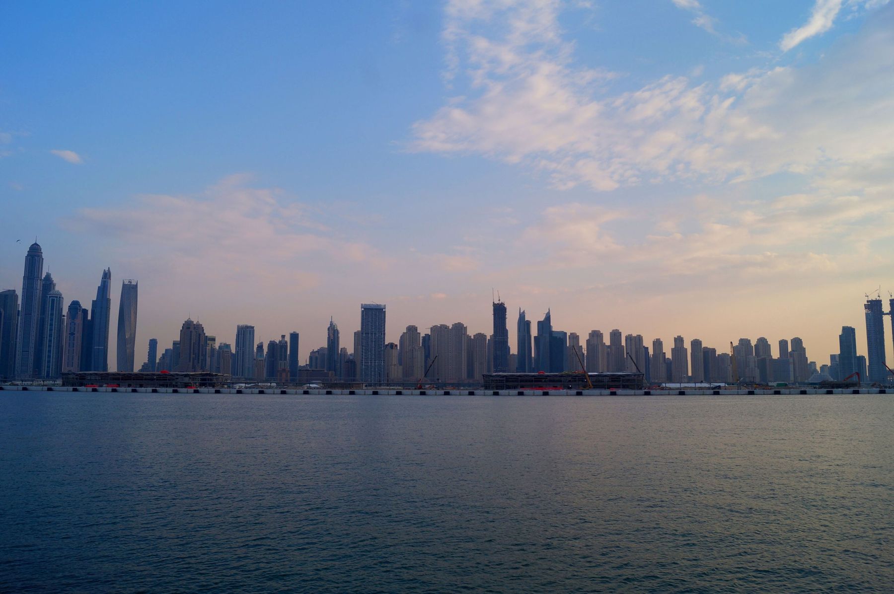 Publicación de Instagram de EUNIA, skyline al atardecer